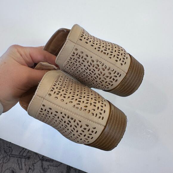 Evsie Girls Perforated Ankle Boot - Picture 4 of 7